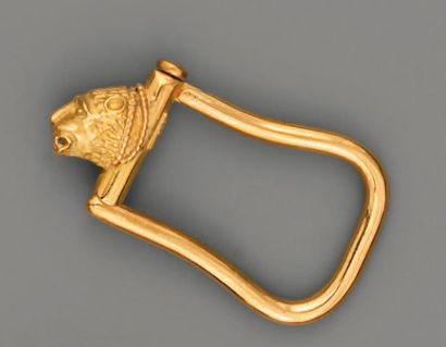 null Porte-clefs en or jaune à bâtonnet basculant orné d'une tête de lion ciselée....
