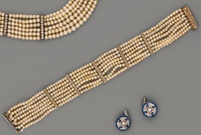 null Bracelet ruban formé de sept rangs de petites perles fines, le fermoir baïonnette...
