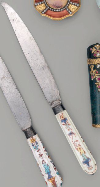 null Deux couteaux de table, les manches en porcelaine de Chantilly à décor coréen,...
