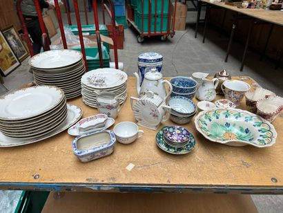 null Lot en céramique comprenant : assiettes, vases, vases d'église, miniatures,...
