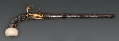 null Pistolet caucasien. Fin du XVIIe, début du XIXe siècle. Très belle arme à monture...