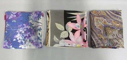 VALENTINO, LEONARD, ANONYME LOT comprenant DEUX CARRES en soie imprimée à décor floral....