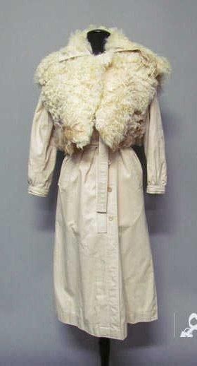 COURREGES, circa 1970 PARDESSUS en sergé de coton beige agrémenté d'un boléro amovible...