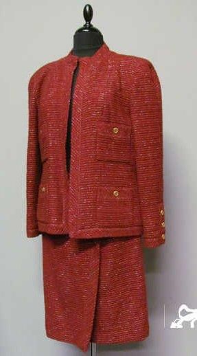 CHANEL Boutique, circa 1985 TAILLEUR en lainage chaudron rehaussé de lurex or, veste...