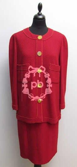 CHANEL boutique TAILLEUR en tweed de laine rouge, veste non doublée à encolure ronde...