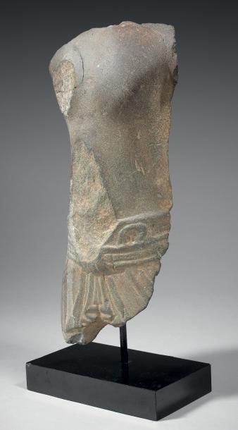 EXTRÊME-ORIENT Buste en pierre. Asie du Sud Est. Accident. Hauteur: 47 cm