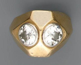 null Bague dite "toi et moi" en or jaune de style 1930, ornée de deux diamants montés...