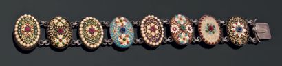 null Bracelet en argent garni de huit éléments ovales finement décorés d'émail polychrome...
