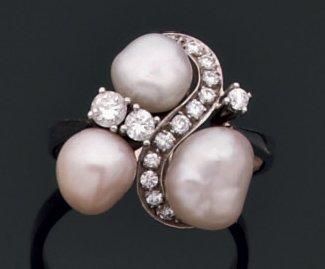 null Bague en or gris ornée de trois perles baroques et de petits diamants. Poids:...