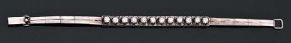 null Bracelet en argent composé d'éléments articulés, dont douze sont sertis de diamants...