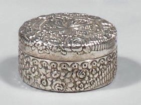 TIFFANY Boîte ronde en argent, ciselée de motifs floraux. Par TIFFANY. Poids: 94...