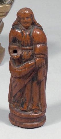 null Figurine présentant un apôtre, bois fruitier. Art populaire du XVIIIe siècle....