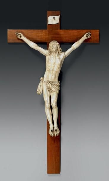 null Christ en croix, vivant, en ivoire très finement sculpté. Il est représenté...