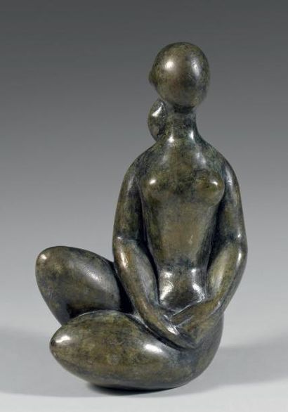 Baltasar LOBO (1910-1993) Femme assise, mains croisées, 1973 Bronze à patine verte,...