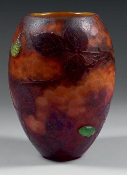 DAUM Nancy «Mûres et insectes» Vase ovoïde en verre multicouche à marbrures intercalaires...