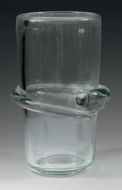 André THURET (1898-1965) Haut vase rouleau en épais verre blanc à panse soulignée...