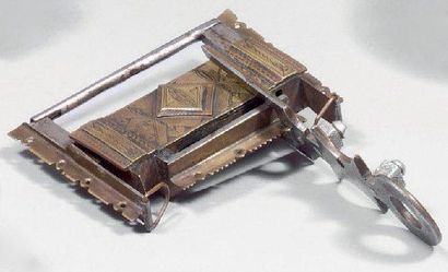 null Deux cadenas Touareg avec leurs clés dits «tanast» en fer et cuivre. XXe siècle...