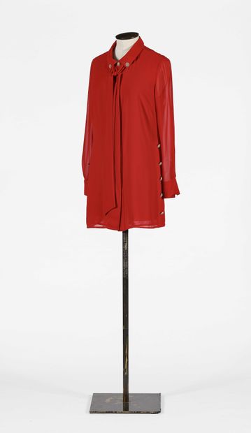 null WEILL: Red blouse in assumed polyester. Long sleeves with lavallière collar...
