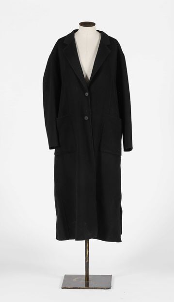 null MASSIMO DUTTI: Long coat in black wool. Long sleeves, notched collar, single...