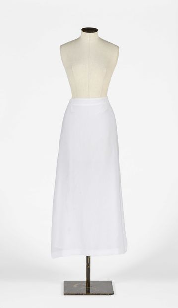 null WEILL long white polyester skirt with side zip closure. Size 38 Good condit...