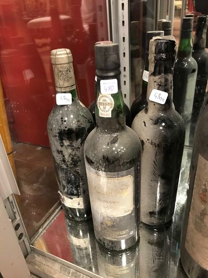 null Cinq bouteilles: Une Porto TAWNY QUINTA LA ROSA VIEUX Une Porto 20 ans d’âge...