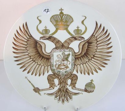 null Grande assiette decorative "Imperiale". 1933. Aigle imperiale russe dans les...