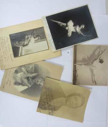null Lot de 5 photographies (dont trois de ballerines) dedicacees a Ekaterina Wasmoundt....