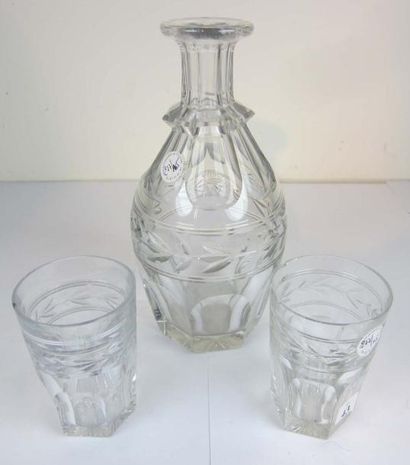 null Une carafe et deux verres a eau en cristal taille au chiffre de Witte (W surmonte...
