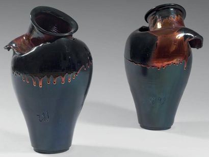 Antonio RECALCATI (né en 1938) Vases, n°99 Paire de vases en terre cuite lustrée....