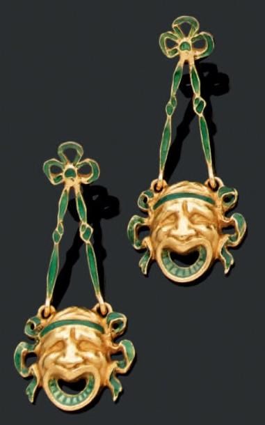 null Paire de pendants d'oreilles en or jaune partiellement émaillé vert, formés...