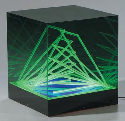 null Lampe design de forme carrée en plastique vert, à lumières rayonnantes. XXe...