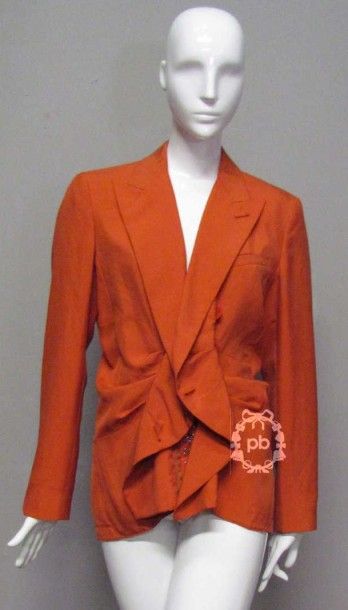 null Jean Paul GAULTIER Femme, circa 2005

VESTE drapée en crêpe de soie orange sanguine,...