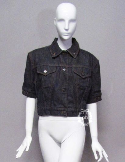 null Junior GAULTIER, circa 1990

BLOUSON à manches courtes en jean noir, col rabattu...