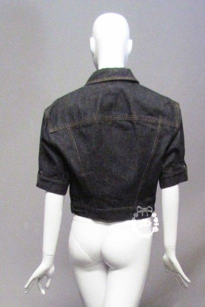 null Junior GAULTIER, circa 1990

BLOUSON à manches courtes en jean noir, col rabattu...