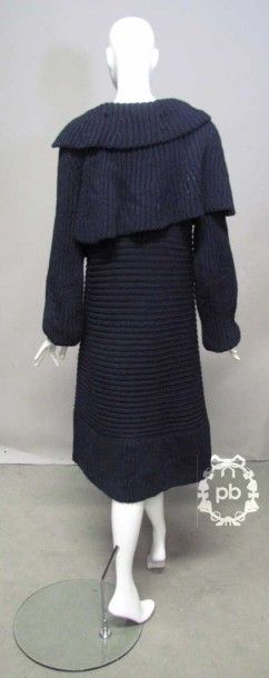 null Sonia RYKIEL

Ample MANTEAU en tricot côtelé de laine marine, effet de double...