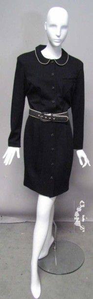 null CACHAREL, circa 1980/85

ROBE en jersey de laine noir, col claudine passepoilé...