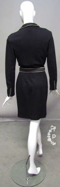 null CACHAREL, circa 1980/85

ROBE en jersey de laine noir, col claudine passepoilé...