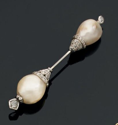 null Épingle de revers en or gris (750) ornée de deux perles fines piriformes, les...