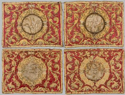 null Suite de quatre panneaux de dalmatique, XVIe siècle, satin rouge, décor en application...