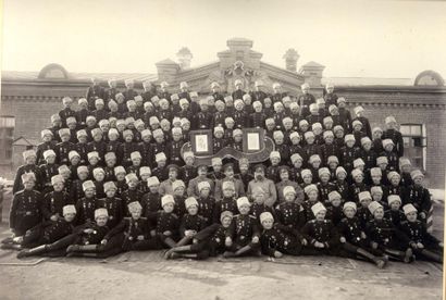 null Épreuve argentique. 1913 - Groupe de soldats et officiers du 2e Tirailleurs...