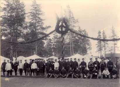 null 2 Photographies. Groupe de Tirailleurs du 2e bataillon Finnois. a) Circa 1890....