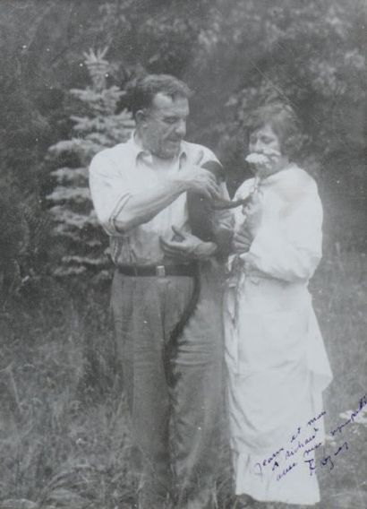 null Photographie représentant Jeanne Léger et son époux Fernand. Signée FL LEGER....