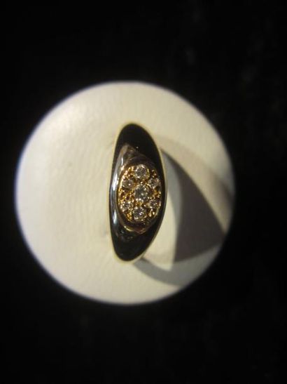 null Bague jonc en or jaune (750) à motif ovale sertie de sept diamants taille brillant....