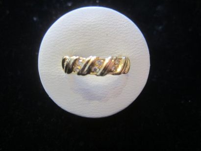 null Bague en or jaune (750) semi-torsadé et sertie de dix diamants taille brillant....