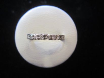 null Alliance en or gris (750) sertie de diamants taille brillant. Poids brut: 3,1...