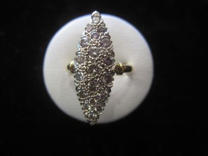 null Bague marquise en or jaune (750) pavée de dix-neuf diamants taille brillant....