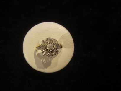 null Bague marguerite en or jaune (750) sertie au centre d'un diamant taille ancienne...