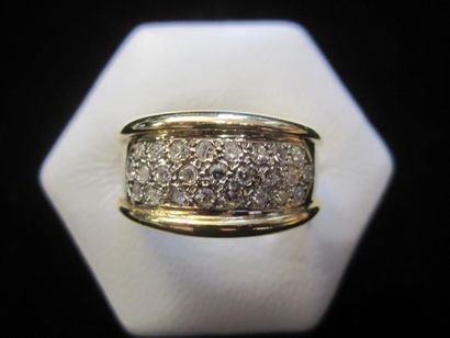 null Bague jonc écartée en or jaune et or gris (750) pavée de vingt-cinq diamants....