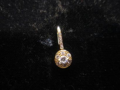 null Pendentif circulaire en or jaune (750) sertie au centre d'un diamant dans un...