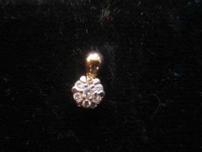 null Pendentif en or jaune (750) à motif central en forme de fleurs, serti d'un diamant...
